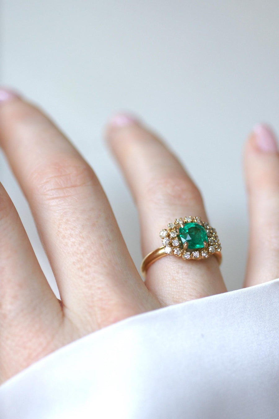 1.52カラットのエメラルドとダイヤモンドのイエローゴールド・リング - Galerie Pénélope