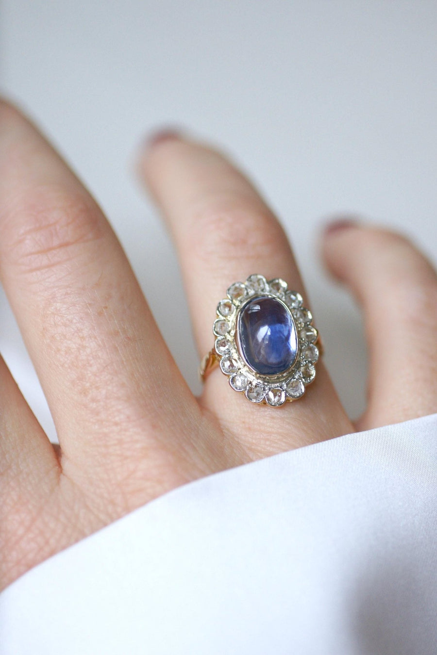 6.32カラットのセイロンサファイアとダイヤモンドのリング - Galerie Pénélope