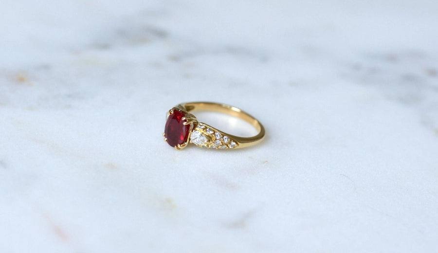 1.85カラットのルビーとペアダイヤモンドのリング、イエローゴールド - Galerie Pénélope