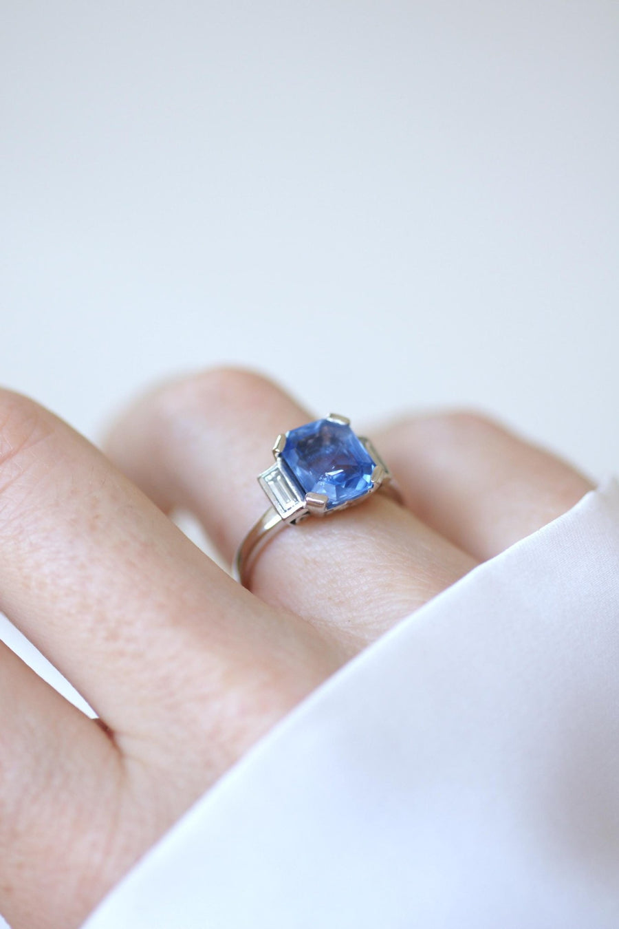 リング 非加熱セイロンサファイア4.00カラットとバゲットダイヤモンド - Galerie Pénélope ギャルリーペネロペ
