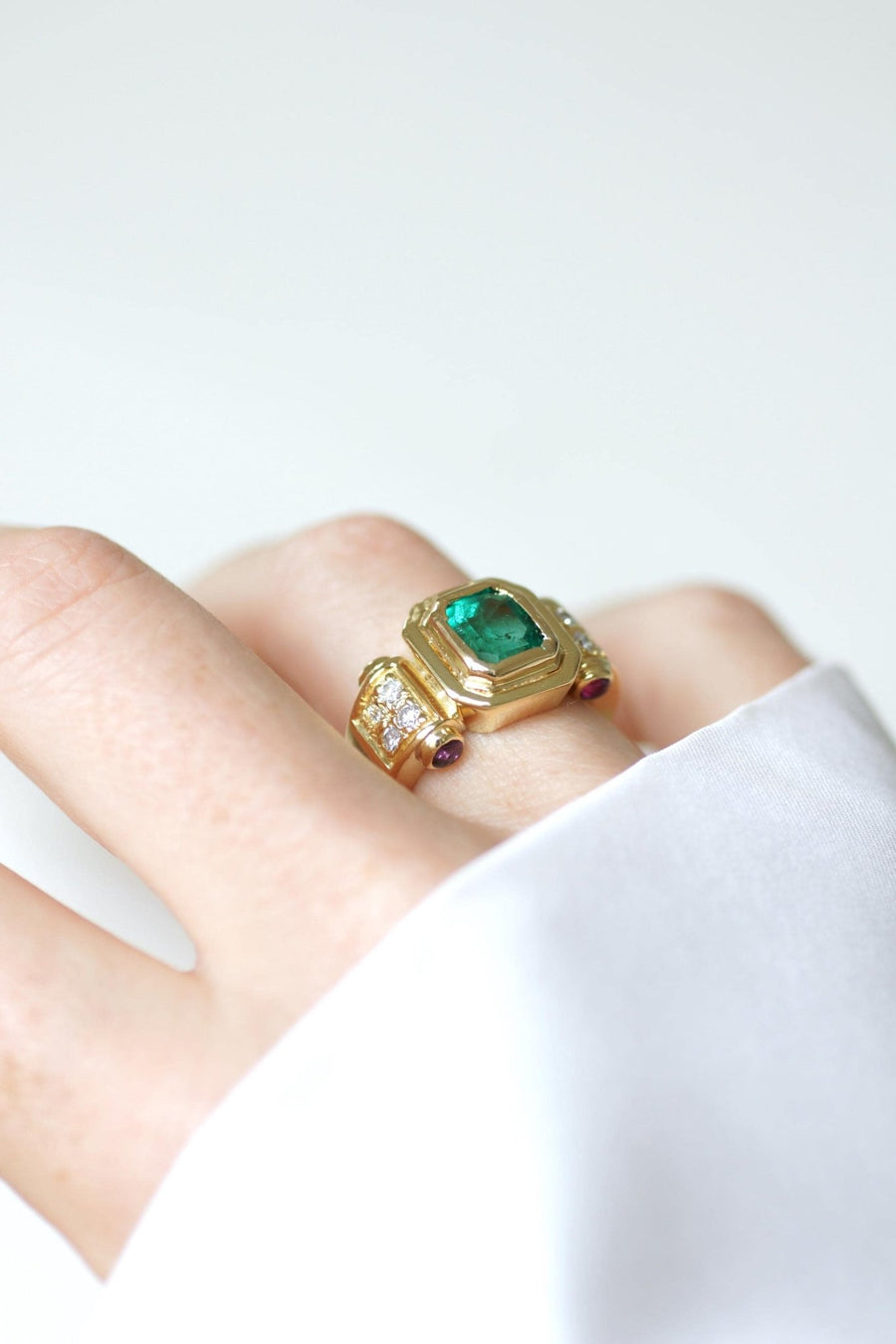 コロンビア産ヴィンテージ エメラルド、ダイヤモンド、ルビー イエローゴールド リング - Galerie Pénélope