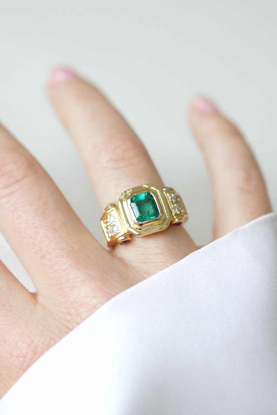 コロンビア産ヴィンテージ エメラルド、ダイヤモンド、ルビー イエローゴールド リング - Galerie Pénélope