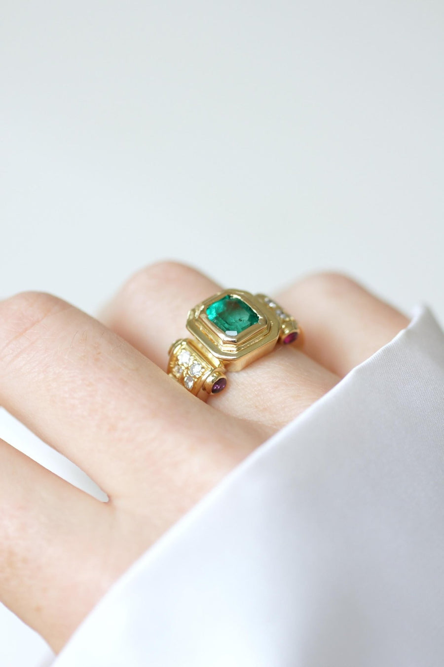 コロンビア産ヴィンテージ エメラルド、ダイヤモンド、ルビー イエローゴールド リング - Galerie Pénélope