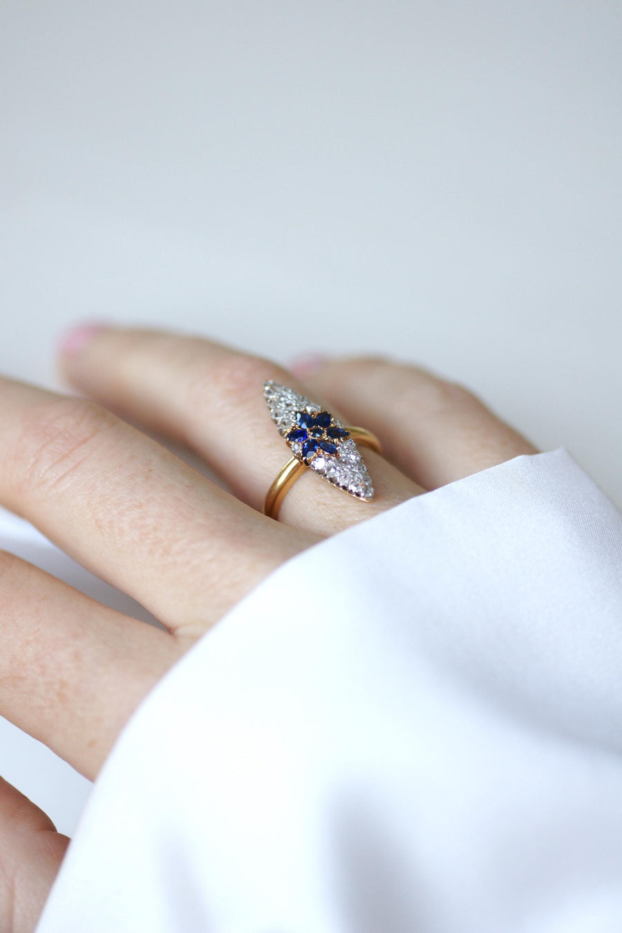 ダイヤモンドに囲まれたアンティーク・スターサファイア・リング、イエローゴールドとプラチナ