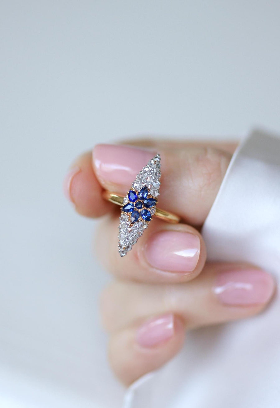 ダイヤモンドに囲まれたアンティーク・スターサファイア・リング、イエローゴールドとプラチナ