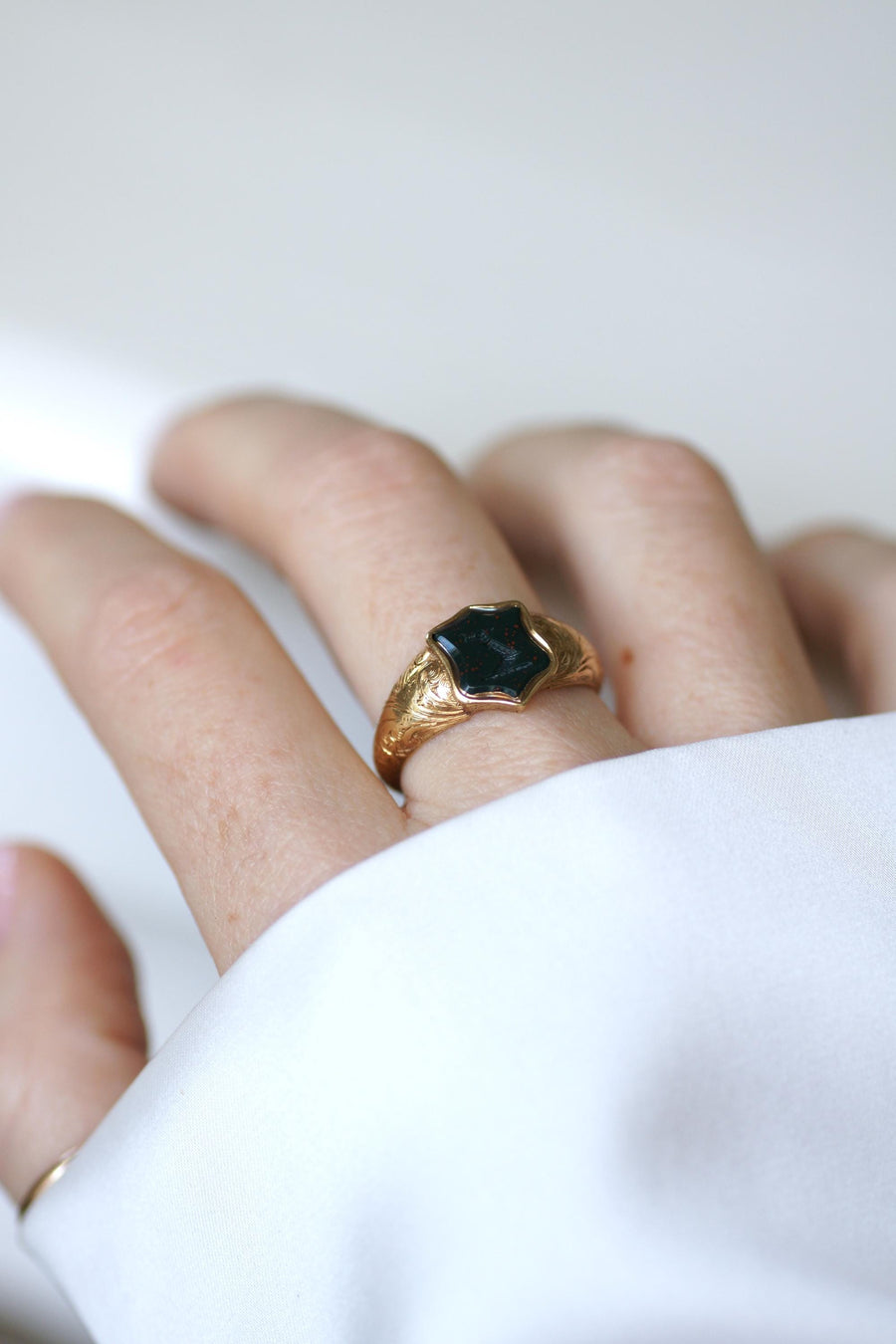 アンティーク・リング イエローゴールドにブラッドストーン・インタリオ