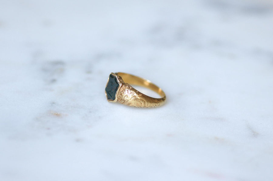 アンティーク・リング イエローゴールドにブラッドストーン・インタリオ