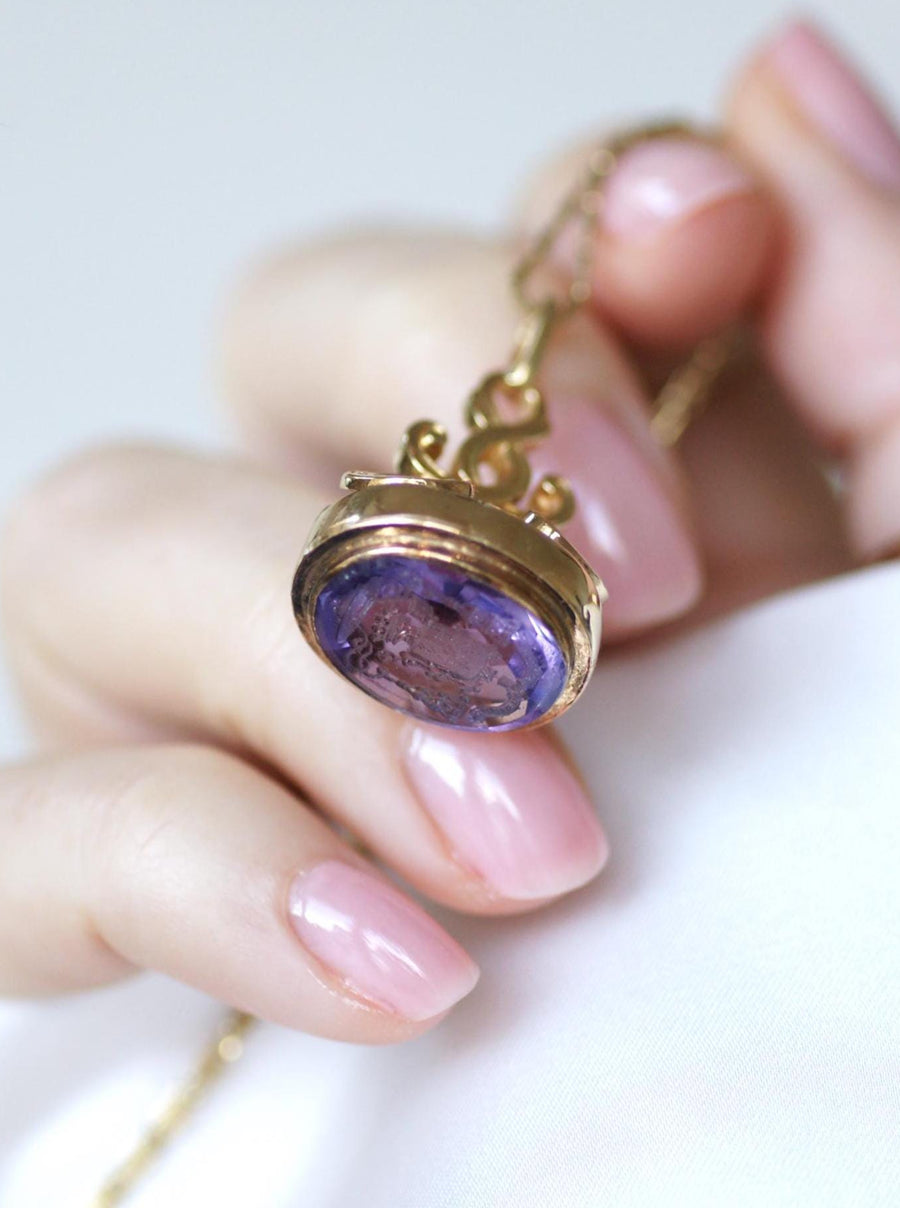 アンティーク イエローゴールド＆アメジスト シールペンダント インタリオ・エクレジオ・アーモリー