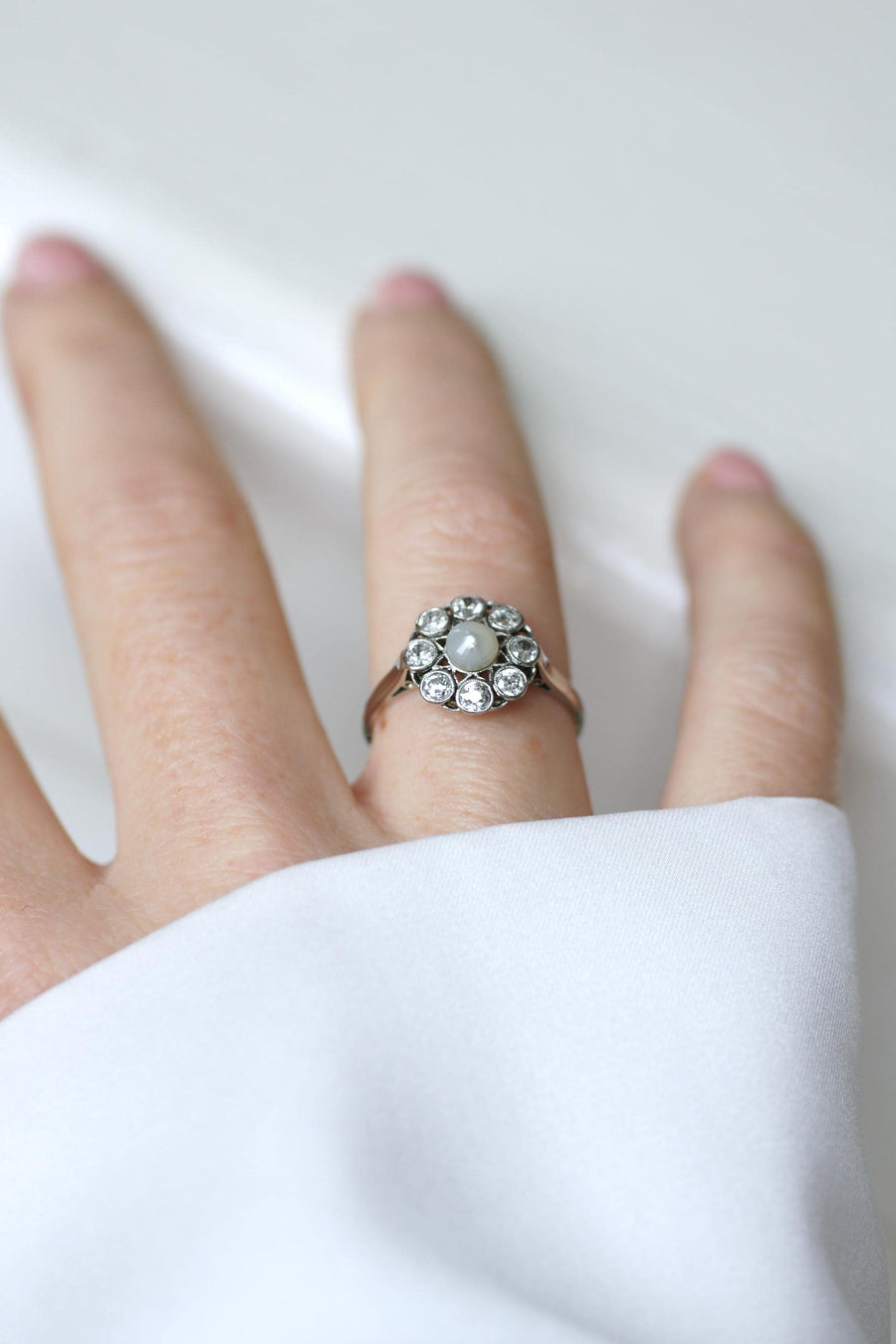 ホワイトゴールドとプラチナにボタンパールとダイヤモンドのアンティーク・デイジー・リング