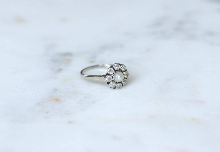 ホワイトゴールドとプラチナにボタンパールとダイヤモンドのアンティーク・デイジー・リング