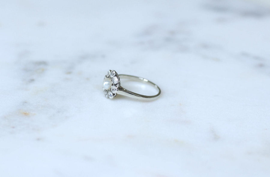 ホワイトゴールドとプラチナにボタンパールとダイヤモンドのアンティーク・デイジー・リング