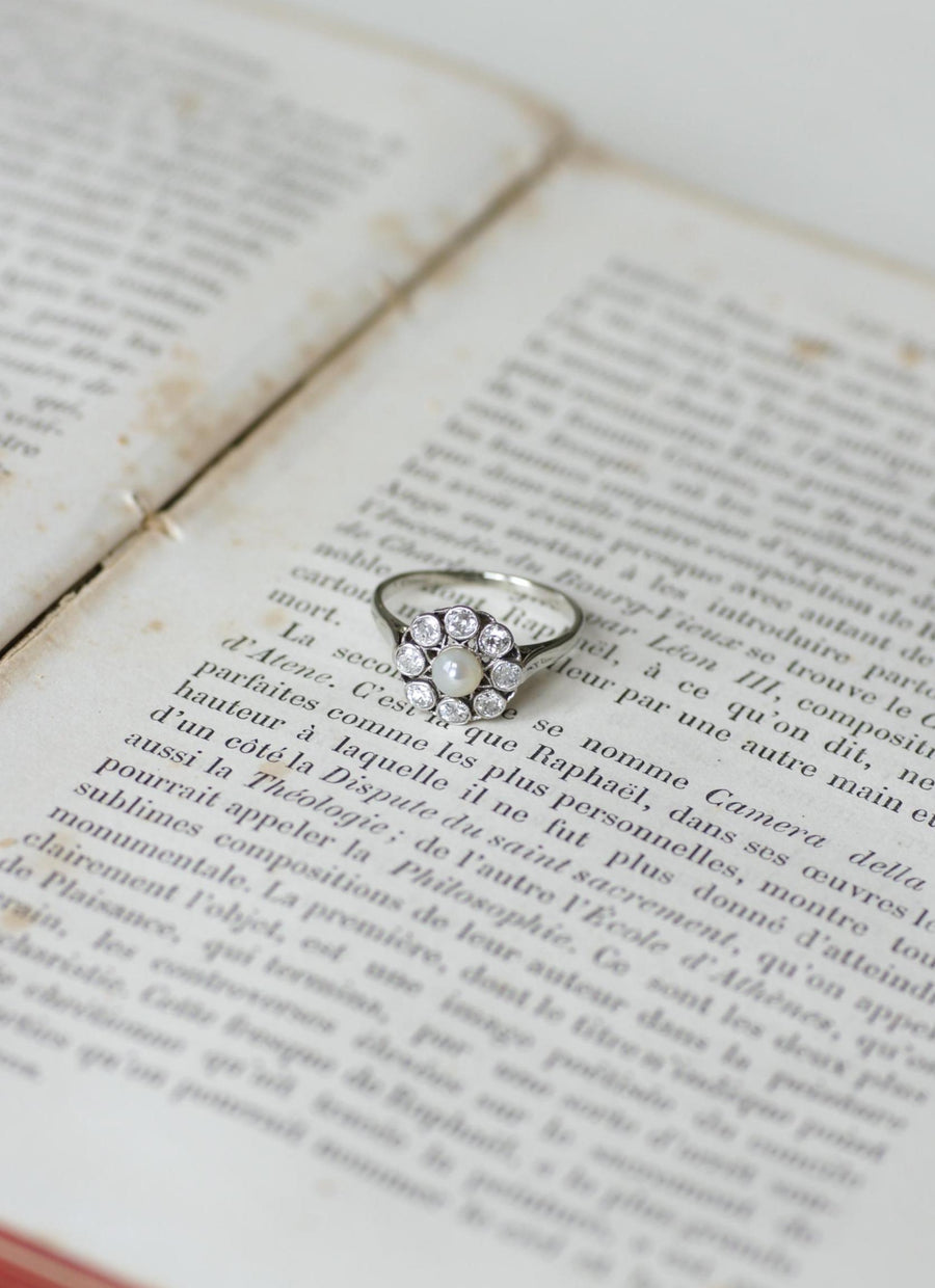 ホワイトゴールドとプラチナにボタンパールとダイヤモンドのアンティーク・デイジー・リング