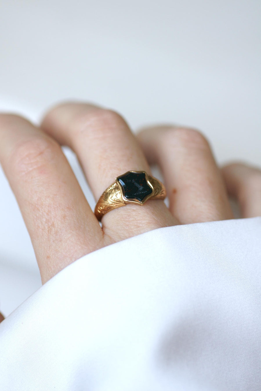 アンティーク・リング イエローゴールドにブラッドストーン・インタリオ