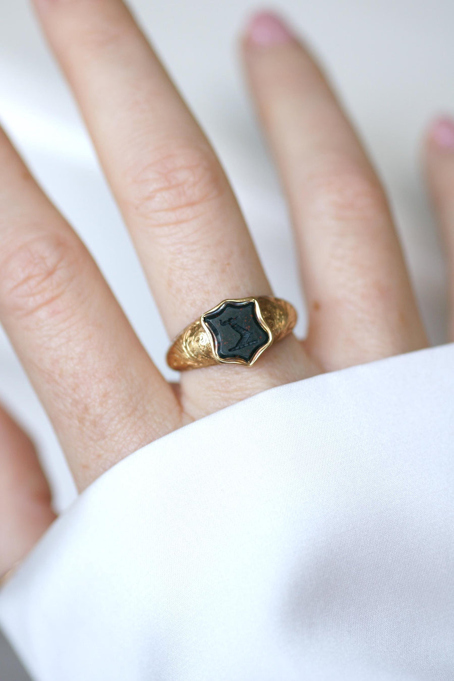 アンティーク・リング イエローゴールドにブラッドストーン・インタリオ