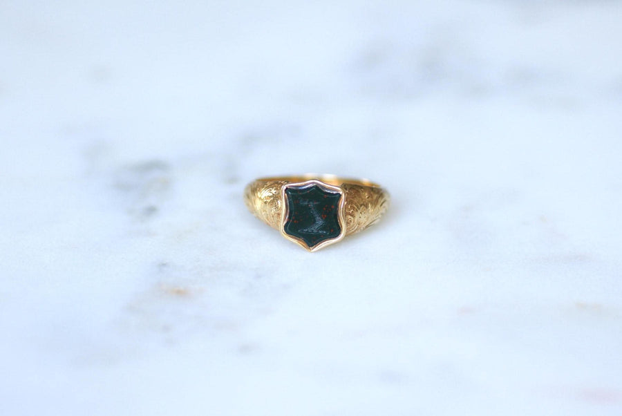 アンティーク・リング イエローゴールドにブラッドストーン・インタリオ