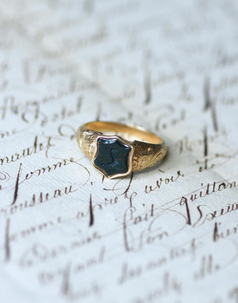 アンティーク・リング イエローゴールドにブラッドストーン・インタリオ