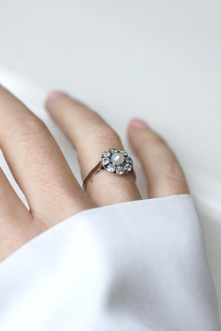 ホワイトゴールドとプラチナにボタンパールとダイヤモンドのアンティーク・デイジー・リング