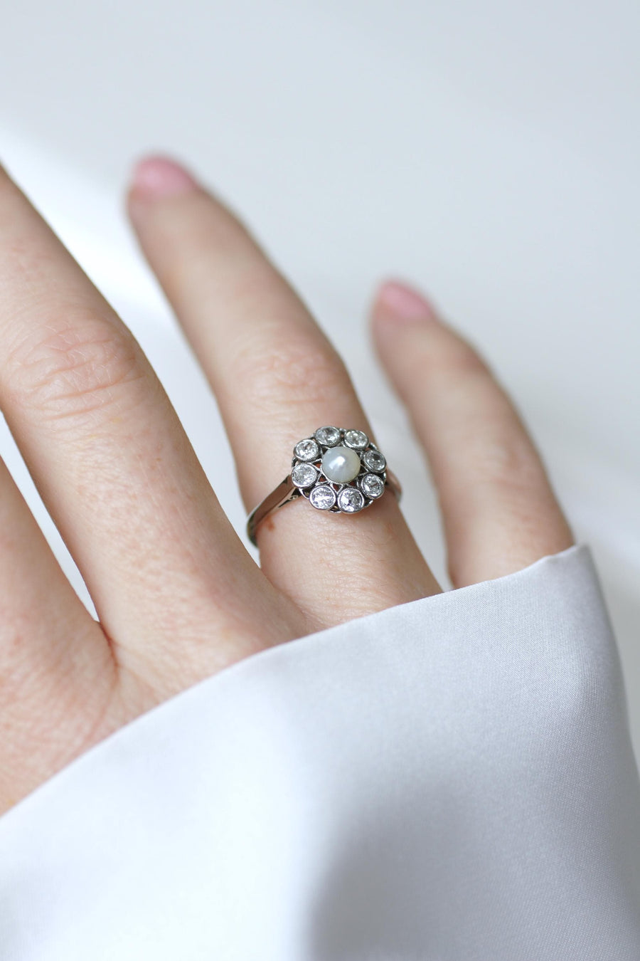 ホワイトゴールドとプラチナにボタンパールとダイヤモンドのアンティーク・デイジー・リング