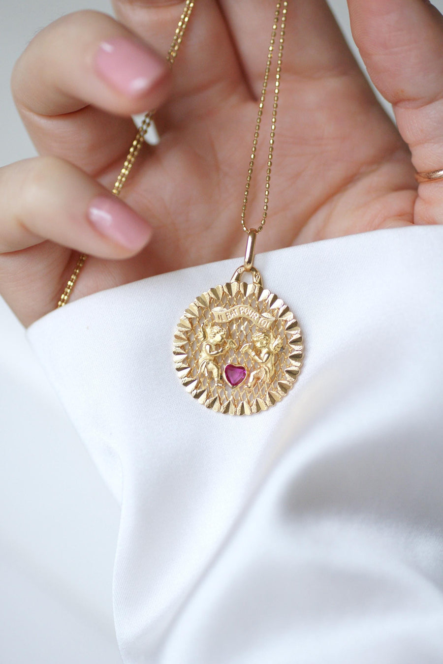 イエローゴールド・ラブ・ペンダント エンジェルズ・ハート ルビー "Il Bat Pour Toi"（それはあなたのために打つ）