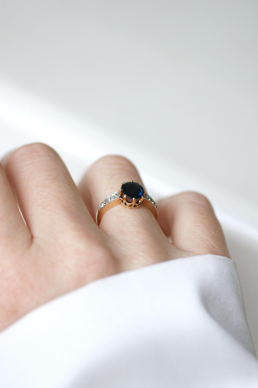 リング ベル・エポック イエローゴールドとプラチナに1,50カラットのサファイアとダイヤモンド