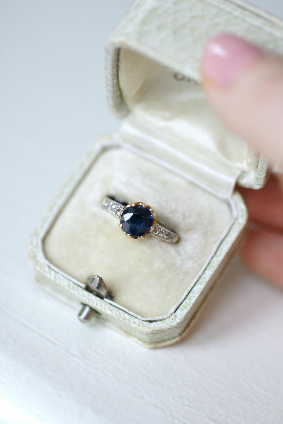 リング ベル・エポック イエローゴールドとプラチナに1,50カラットのサファイアとダイヤモンド