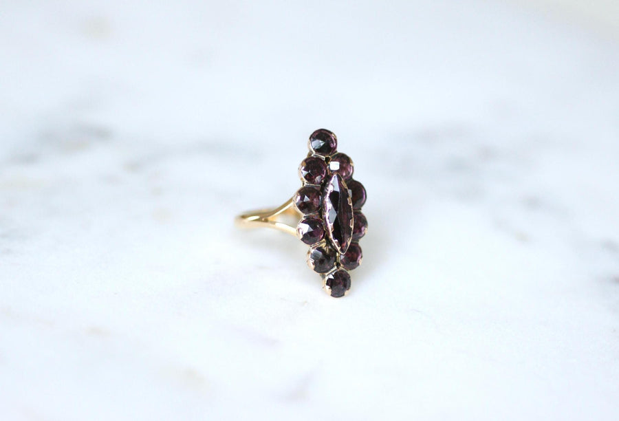 ピンクゴールドとペルピニャン・ガーネットのアンティーク・マーキース・リング