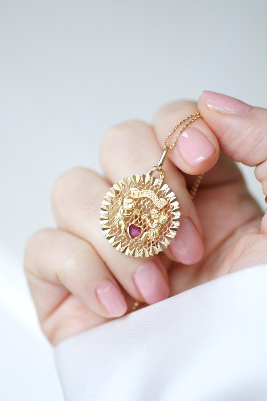 イエローゴールド・ラブ・ペンダント エンジェルズ・ハート ルビー "Il Bat Pour Toi"（それはあなたのために打つ）