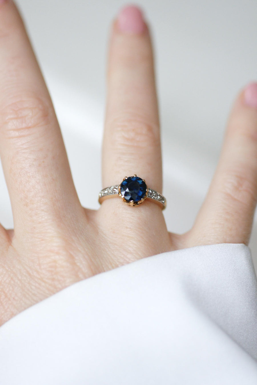 リング ベル・エポック イエローゴールドとプラチナに1,50カラットのサファイアとダイヤモンド