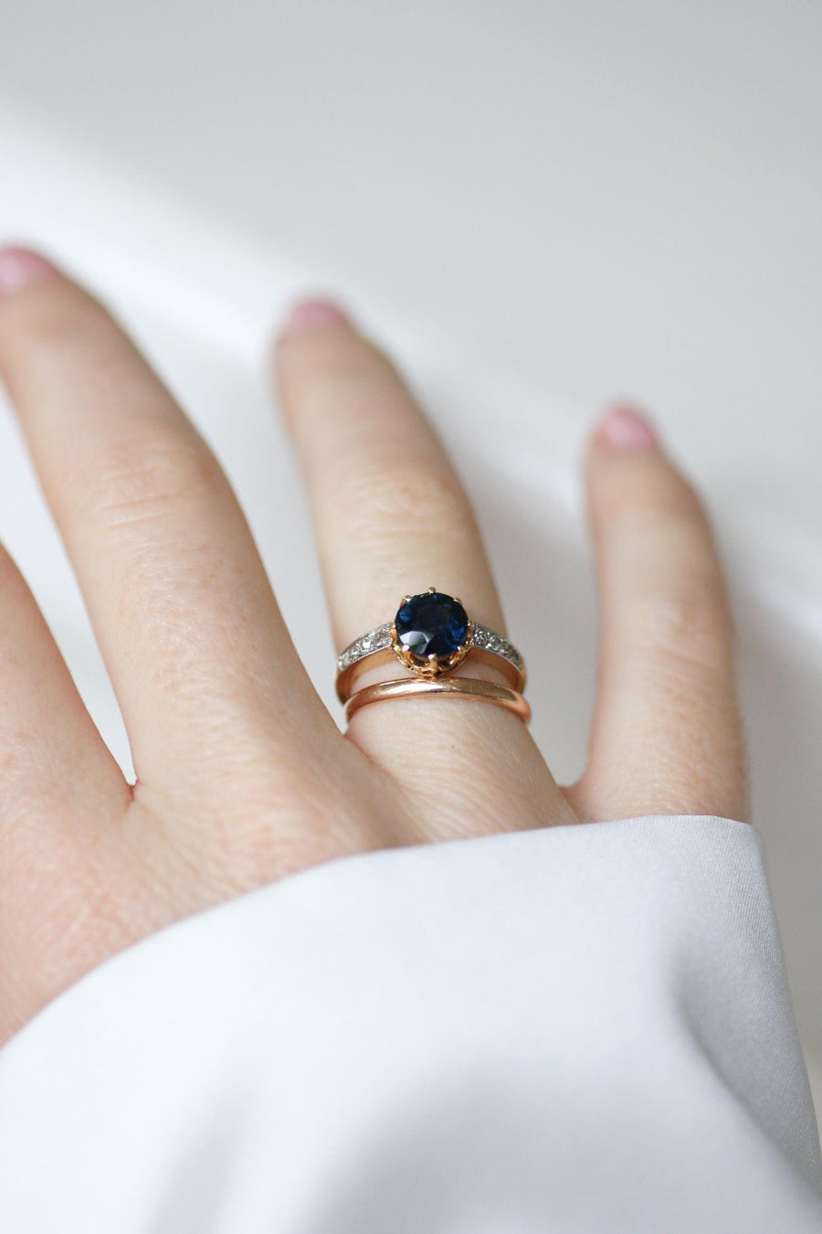 リング ベル・エポック イエローゴールドとプラチナに1,50カラットのサファイアとダイヤモンド