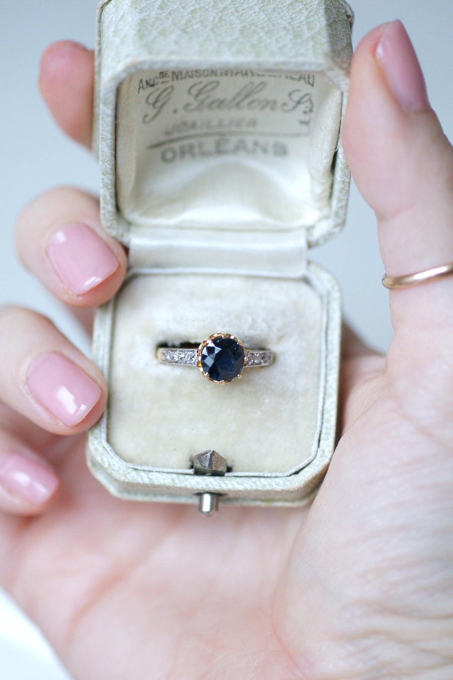 リング ベル・エポック イエローゴールドとプラチナに1,50カラットのサファイアとダイヤモンド