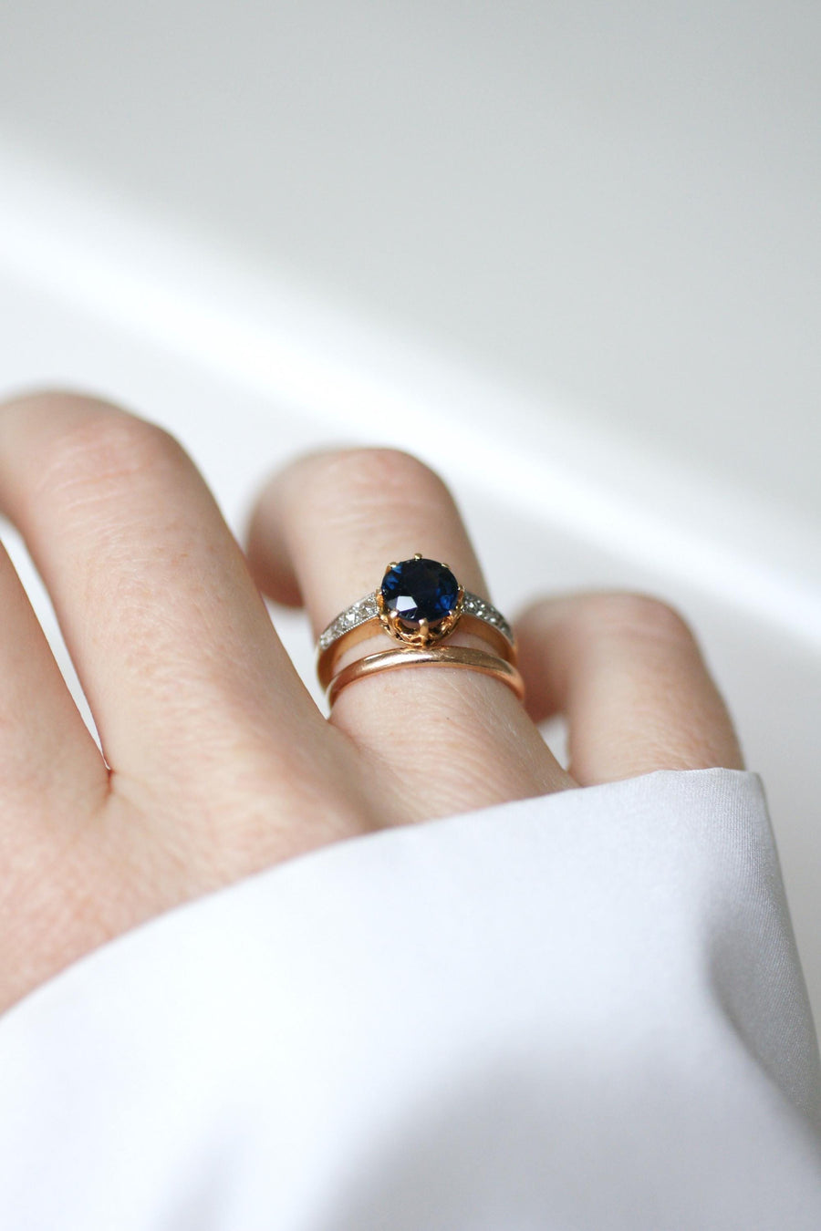 リング ベル・エポック イエローゴールドとプラチナに1,50カラットのサファイアとダイヤモンド