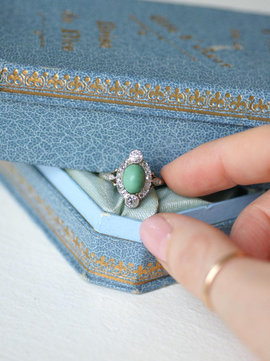 イエローゴールドとプラチナ、0.75カラットのダイヤモンドに囲まれたベル・エポックのターコイズ・リング