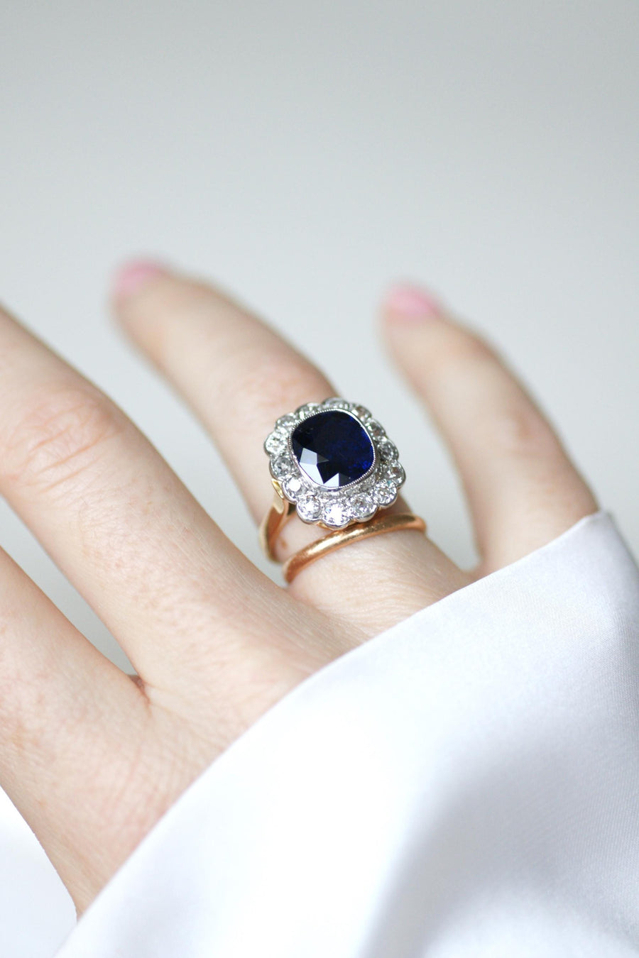 アールデコ・ポンパドール・リング 非加熱シャム・サファイア 3.65カラットとダイヤモンド、ピンク＆ホワイトゴールド