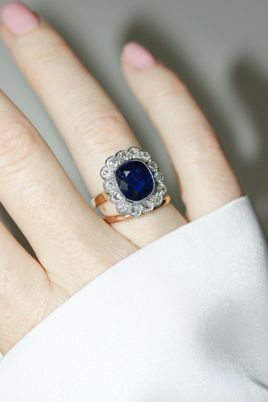 アールデコ・ポンパドール・リング 非加熱シャム・サファイア 3.65カラットとダイヤモンド、ピンク＆ホワイトゴールド