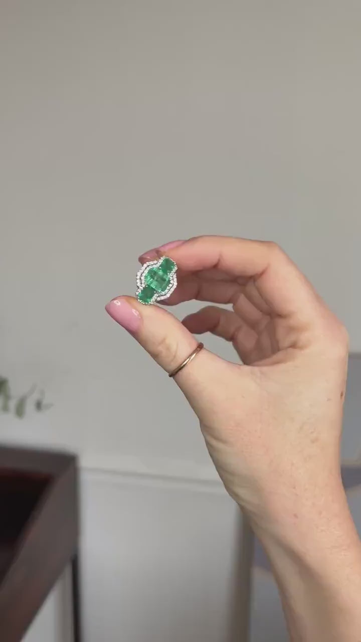 ダイヤモンドに囲まれた3石のエメラルド・リング（ホワイトゴールド