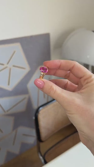 イエローゴールド製 ローズトルマリンとバゲットカットダイヤモンドの指輪