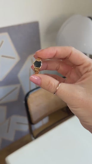 アンティーク・リング イエローゴールドにブラッドストーン・インタリオ