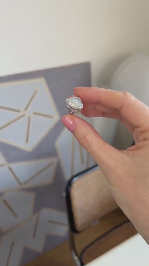 ホワイトゴールドとプラチナ製のオパールとダイヤモンドをあしらったアールデコ調の指輪