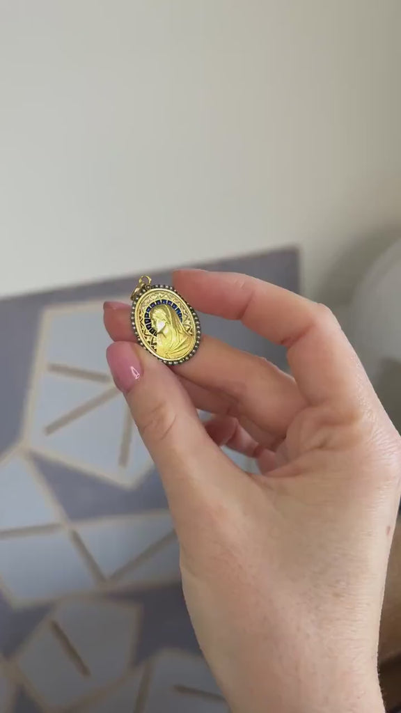 古式聖母マリアメダル、透かし彫りエナメルと真珠、イエローゴールド製