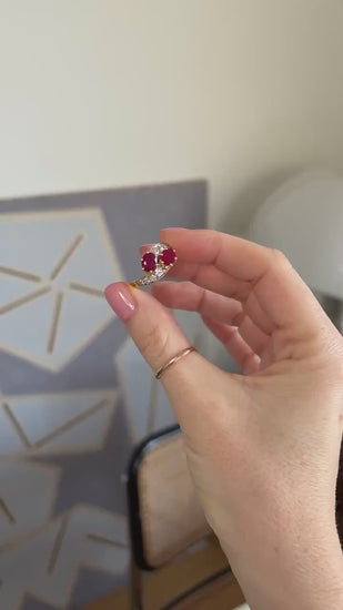 イエローゴールド製「トワ・エ・モワ」ルビーとダイヤモンドの婚約指輪