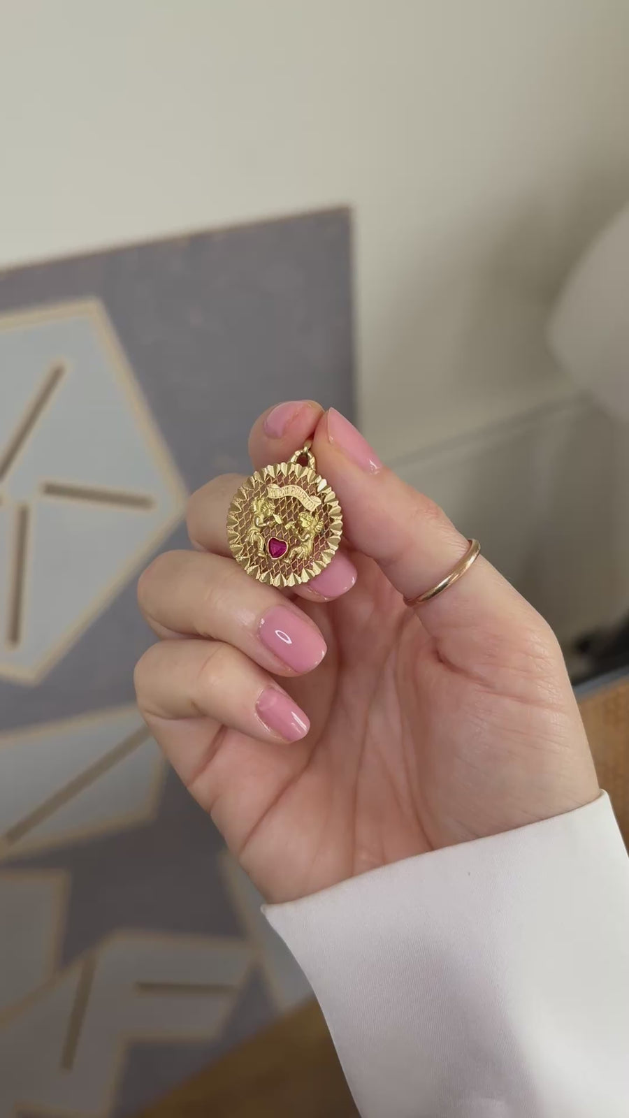 イエローゴールド・エンジェル・ハート・ルビー "Il Bat Pour Toi "メダル