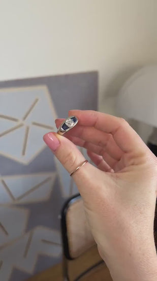 アールデコ ダイヤモンドクッションカット1.50カラットとサファイア ホワイトゴールドリング