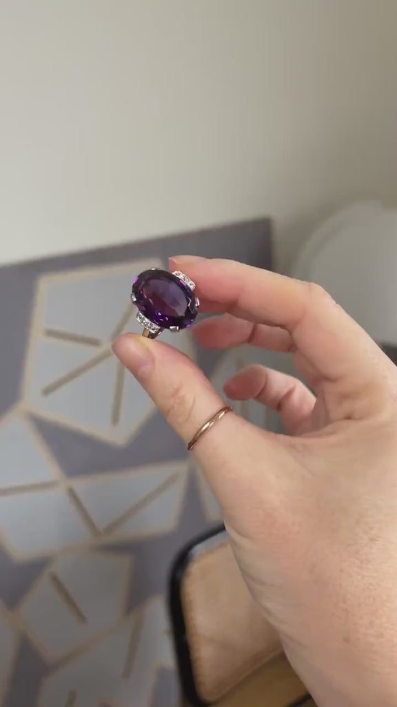 ホワイトゴールドとプラチナ製のアールデコ風オーバル形アメジストとダイヤモンドの指輪