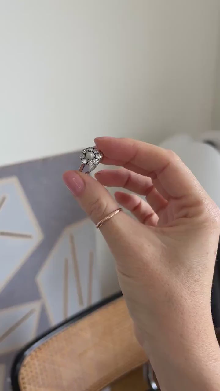 ホワイトゴールドとプラチナにボタンパールとダイヤモンドのアンティーク・デイジー・リング