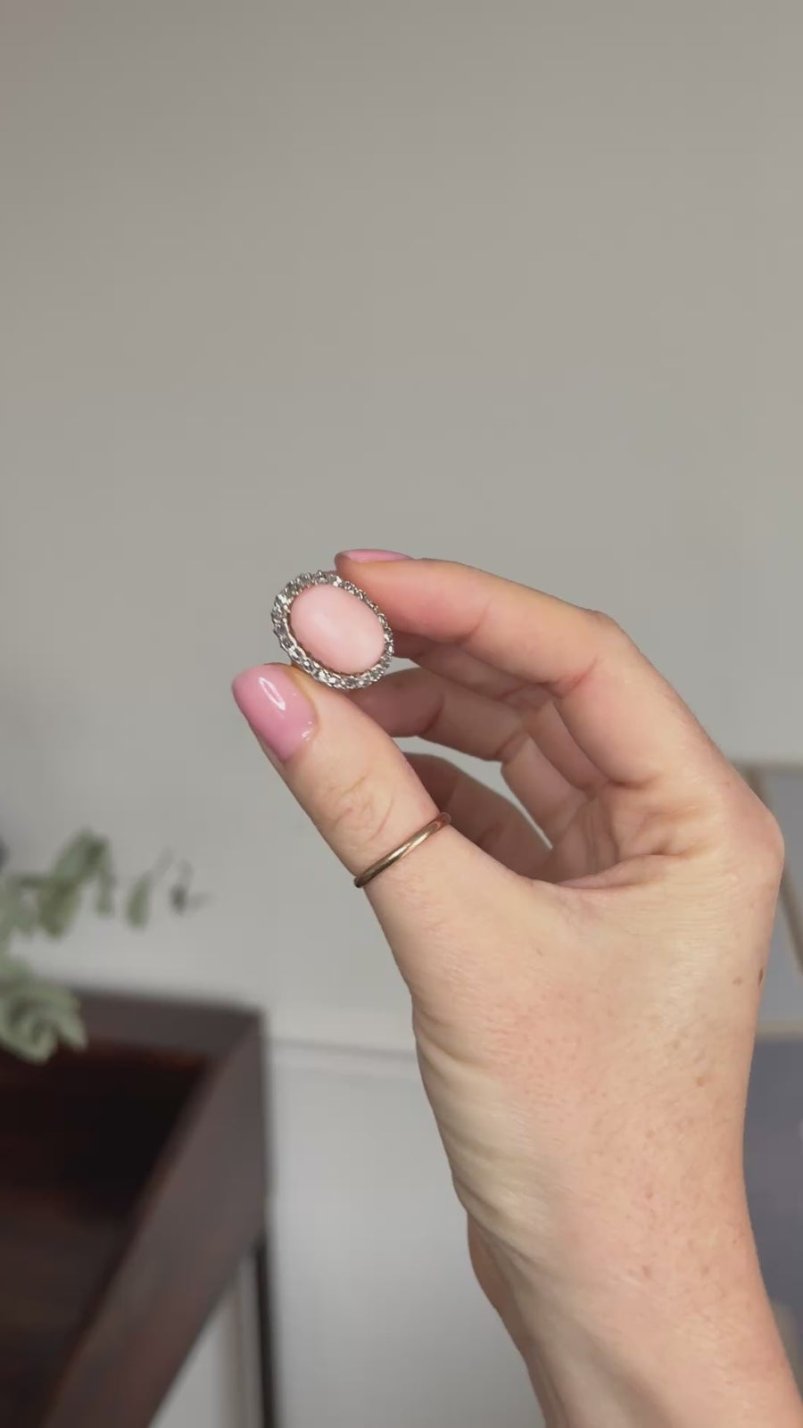 ダイヤモンドに囲まれたマルグリット・コーラル・ポーダンジュ・リング