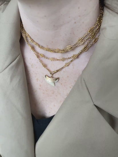 ローズゴールドのペンダントにヴィンテージのサメの歯のチャーム