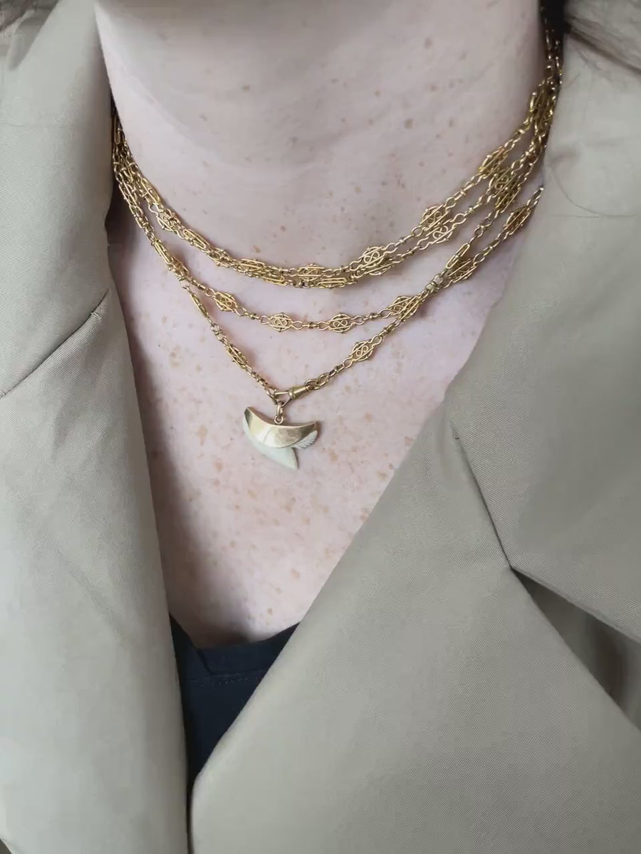 ローズゴールドのペンダントにヴィンテージのサメの歯のチャーム