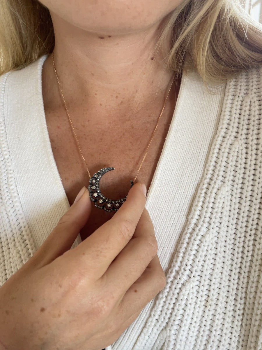 ゴールドとダイヤモンドの三日月ネックレス