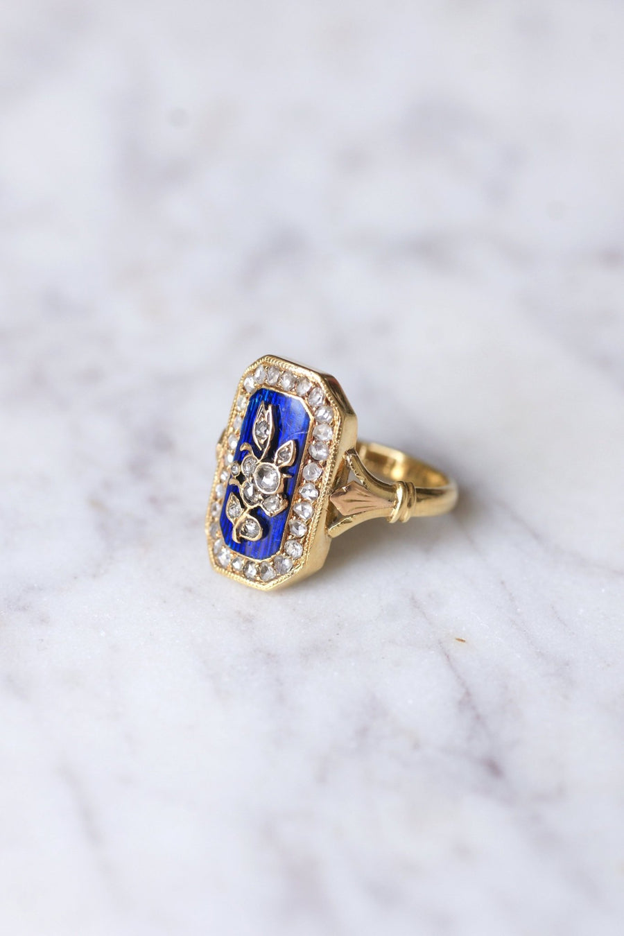ブルーエナメルにダイヤモンドを散りばめた花のアンティークゴールドリング - Galerie Pénélope