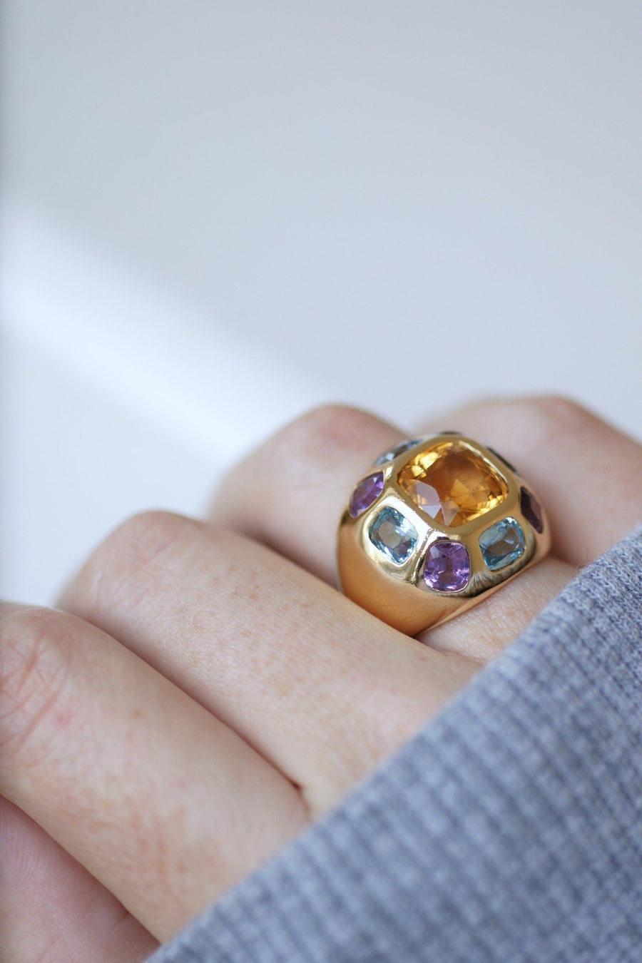 シトリン、ブルートパーズ、アメジストのゴールドリング - Penelope Gallery